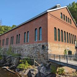 Bâtiment d'une ancienne centrale dédiée à la production électrique d'une usine d'aluminium