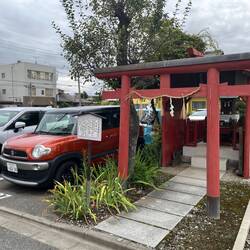 Kleiner Schrein bei einem öffentlichen Parkplatz😀