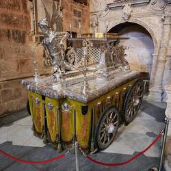 Chariot off to the side of the Golden Staircase