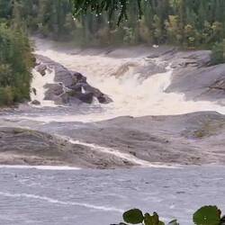 Lange vor dem Ausblick kündigte sich der Lärm des Wassers an.