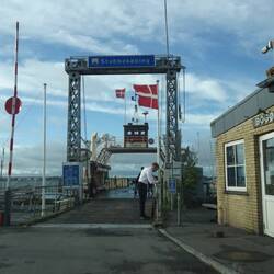 De eerste afvaart, de vlag wordt gehesen.