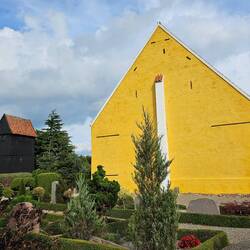 De kerk in Birket met de houten klokkenstoel.