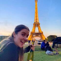 Peep the loving couple...no, not them - the two in the foreground!