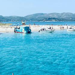 Little boats selling beers 🍺