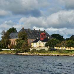 Foto van het slot vanaf de vlonder.