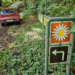 Midden in het bos op hele smalle weggetjes.