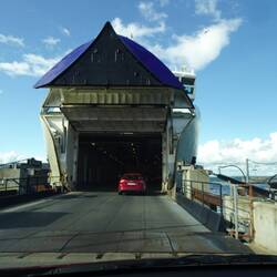 HAP zegt de boot, en slokt Kiaatje en Daan op.