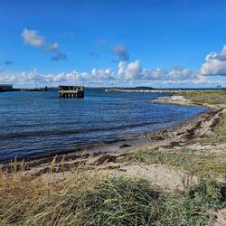 Even de benen strekken op een rotsige strandje.
