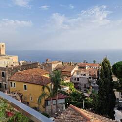 Blick von der Sky Rooftop Bar auf Taormina