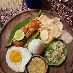 Traditioneller Gericht aus Amed. Mahi Mahi in Bananenblättern gegrillt