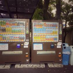 Getränkeautomaten und Mülleimer