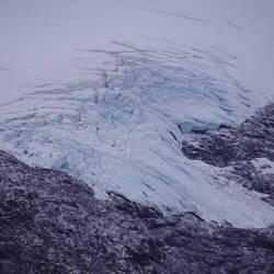 Riesiges Eis auf dem nächsten Berg