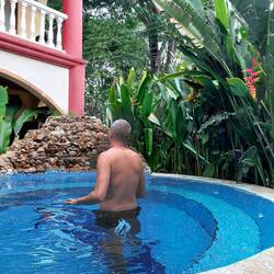 Badespass im Mini-Pool. Das wilde Meer überlassen wir besser den Surfern 🏄‍♂️