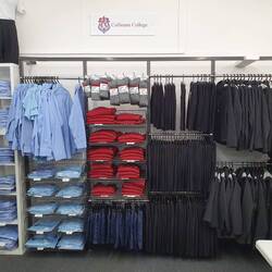 Ein Laden, der ausschließlich Schuluniformen verkauft