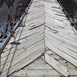 Fußgängerbrücke, etwas baufällig - rüber muss ich trotzdem