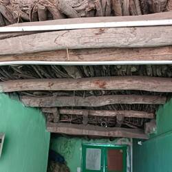 Holzdecke, typisch für diese Gegend.