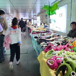 So geht es in jeder Unterführung zu.