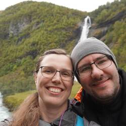 Zwei fröhliche Wanderer vorm Avdalsfossen.