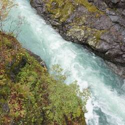 Blick hinab von einer Brücke