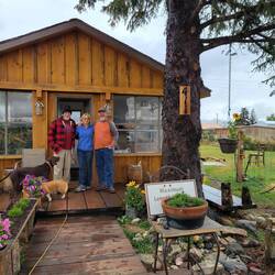 Jeff and Dinas darling house! Lots of plants and flowers!