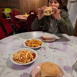 Burger & chips in einem trucker diner auf dem Weg zur Fähre