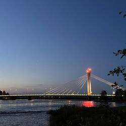 Die Holzfäller-Fackel Brücke über den Kemijoki-Fluss, dem längsten Fluss Finnlands, vom CP aus.