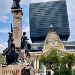 Kongressgebäude (Achtet auf die Uhr)