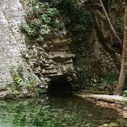 KLEINER TÜMPEL UNTER DEMNICHT VORHANDENEN WASSERFALL