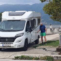 WASSER TANKEN AN EINEM ÖFFENTLICHEN BRUNNEN
