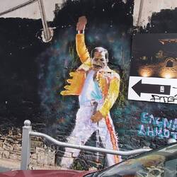FREDDY MERCURY ÜBERLEBENSGROß AUF EINER HAUSMAUER