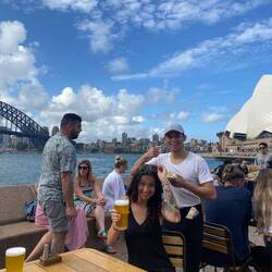 Touristy pic with the server photobombing😆