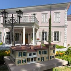 Scale model of the Aliberti Mansion with the Mattheys Mansion in the background — Arkas Sanat.