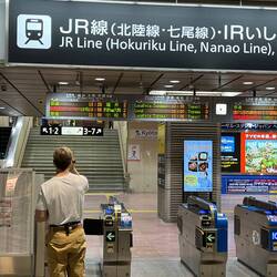 Am Bahnhof von Kanazawa