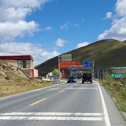 Ab und an wird an Polizei-Checkpoints der Verkehr kontrolliert.