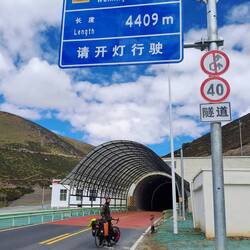 Und brutale Tunnel in der Landschaft