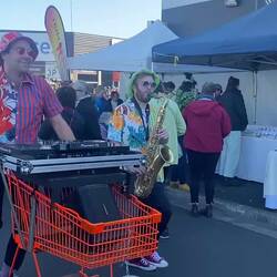 Weekend market energy at its finest