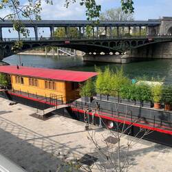 Bateau maison sur la Seine