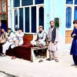 Vor dem Hotel in Kunduz.