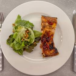 Unser Lachs, überbacken mit Cranberries und Preiselbeeren u.a.