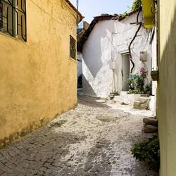 Narrow cobblestone roads lead to residential areas in town — Bergama, İzmir.