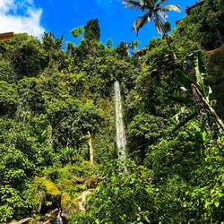 Direkt recht über dem Wasserfall hausen wir 🛌