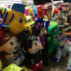 Pinatas (Werden zum Geburtstag mit Süssigkeiten gefüllt und dann zerschlagen)