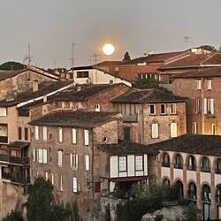 Moon setting over Albi as we head off for Cordes-sur-Ciel