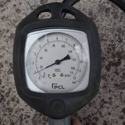 Nächstes Mal mit eigenem Manometer. Das zeigt schon 1 Bar an, ohne dass ein Reifen dran ist...