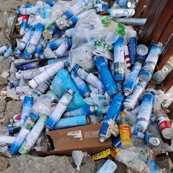 Manch einer vergisst sein Fläschchen am Gipfel :(