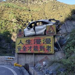 Zur Warnung sind Unfallwracks aufgestellt (Blitzer wären wohl effektiver)