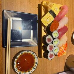 Erstes Mal richtiges japanisches Sushi - mit Wasabi schon direkt drauf ... hat gut die Nase gekühlt