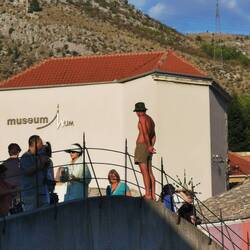 Keine Ahnung worauf der junge Mann hinter dem Geländer wartet... 🤔