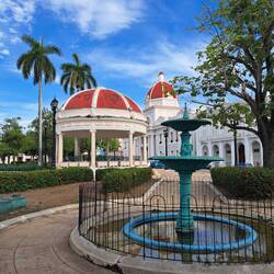 Brunnen im José Martí Park und der Palacio de Gobierno im Hintergrund