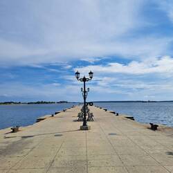 Ein langer Pier mit einer Kunstbrille aus Traktorreifen am Ende. Warum auch nicht?